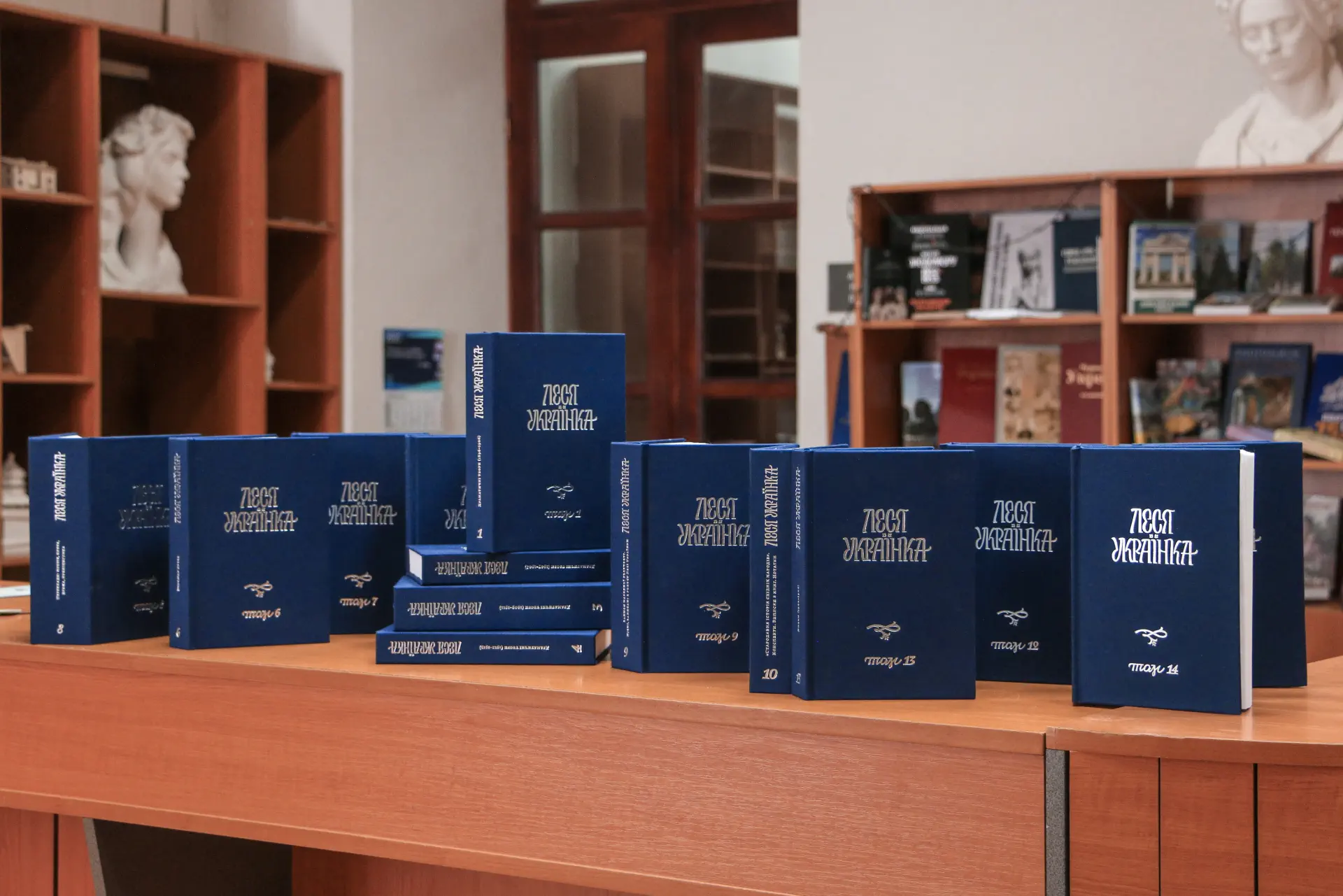 Бібліотеці політехніки подарували ювілейне 14-томне видання  творів Лесі Українки