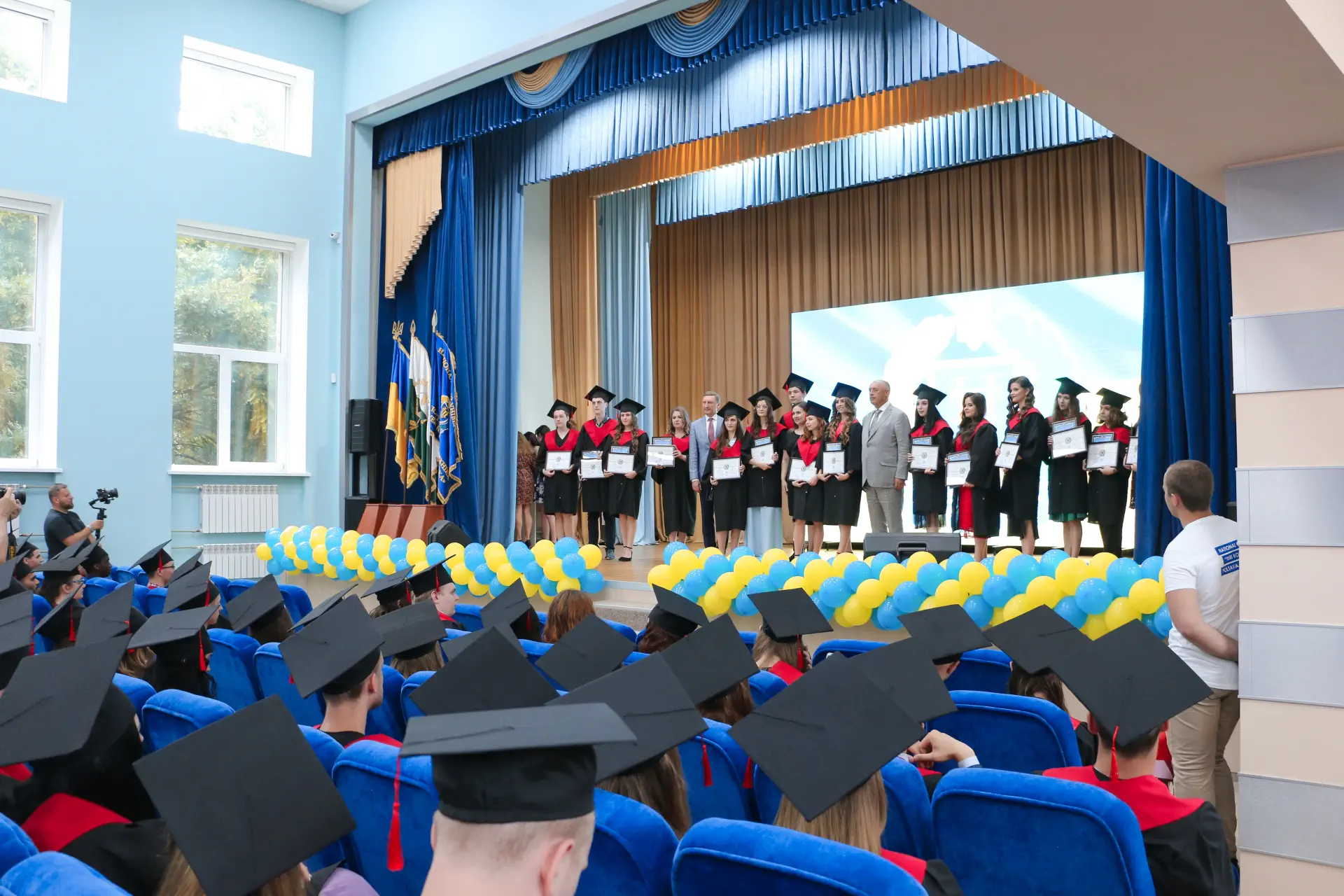 Ректор та міський голова вручили дипломи бакалаврам політехніки