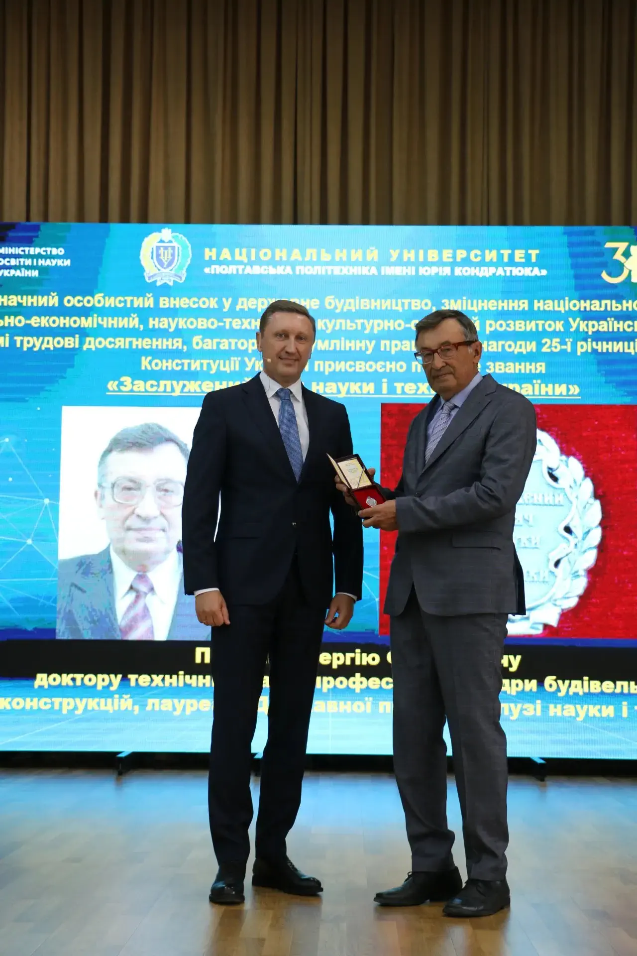 Polytechnic scientist is presented with a presidential award