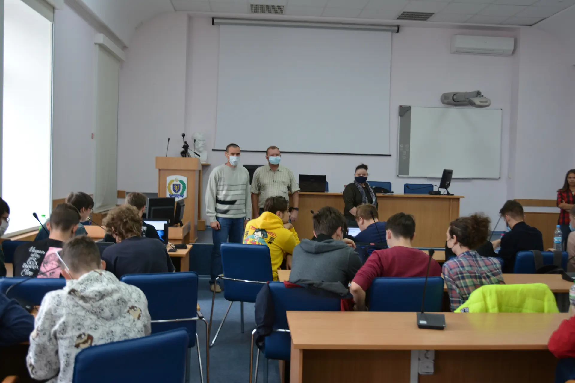IT students are selected for the selection for the International Programming Skills Contest ICPC Contest