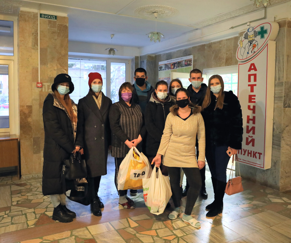 Students hand over gifts to patients of the pediatric hematology oncology department