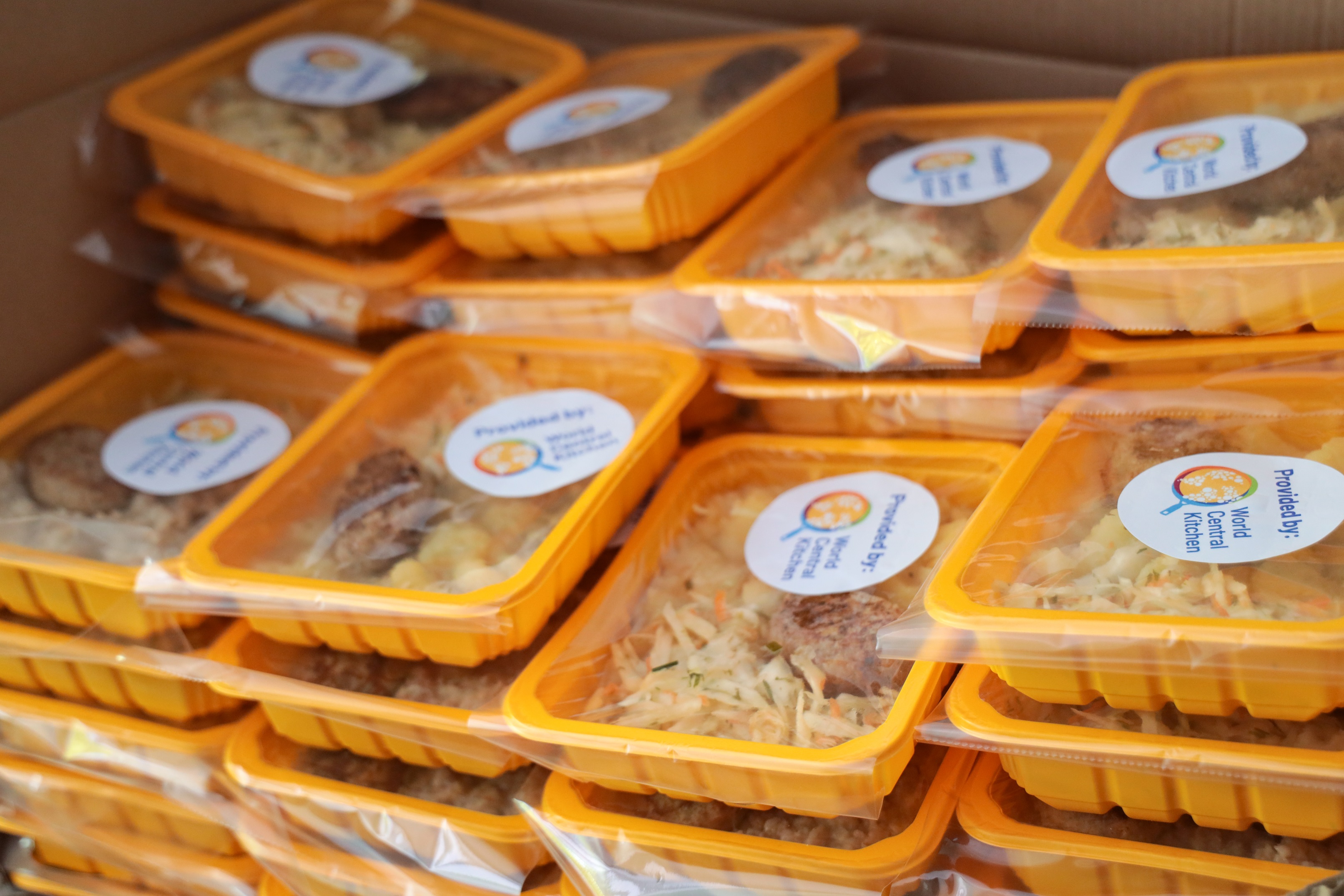 Гуманітарна організація World Central Kitchen і полтавські виробники натуральних продуктів доставляють обіди для переселенців