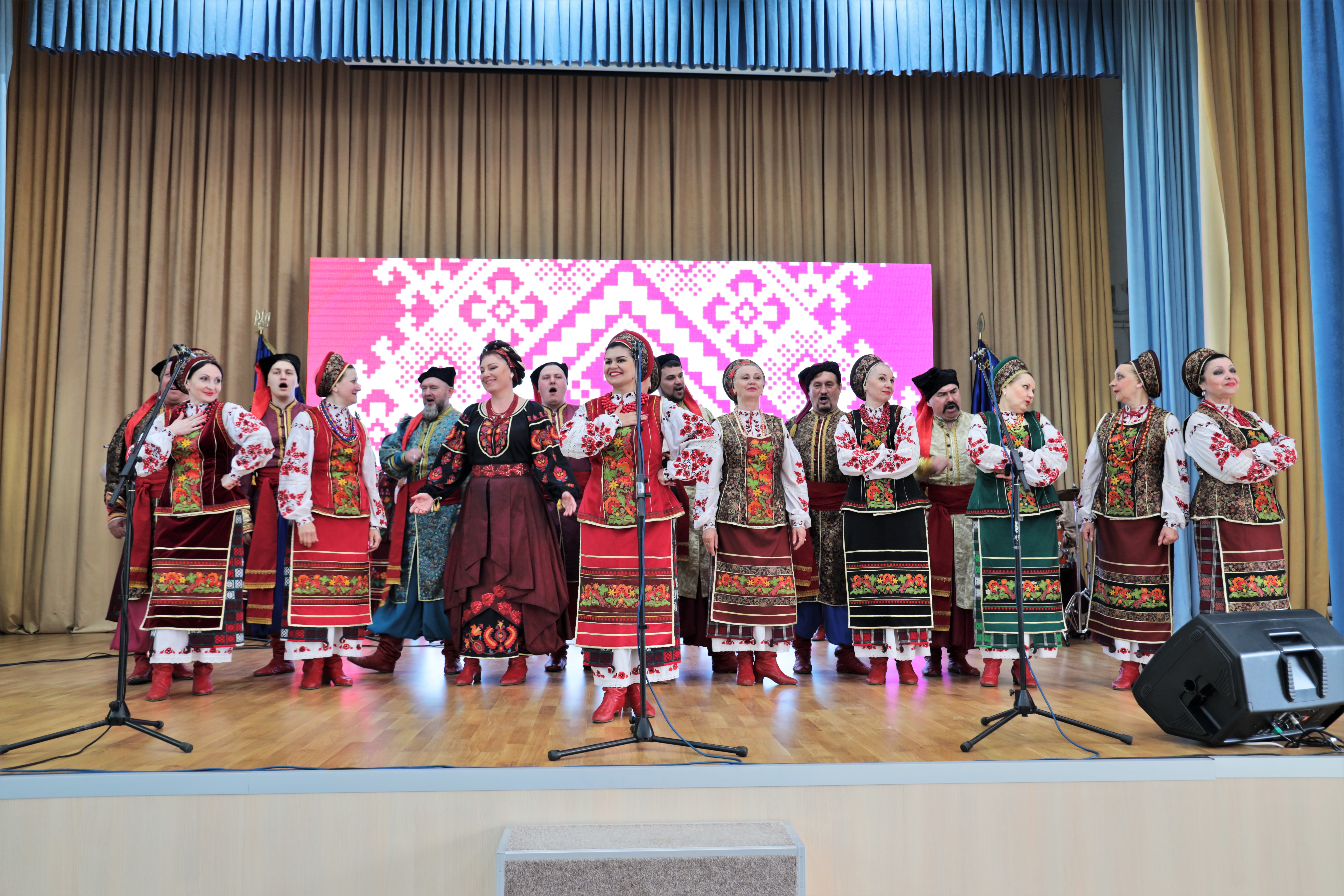Пісенно-танцювальний ансамбль «Полтава» виступив на сцені політехніки для тимчасово переміщених осіб