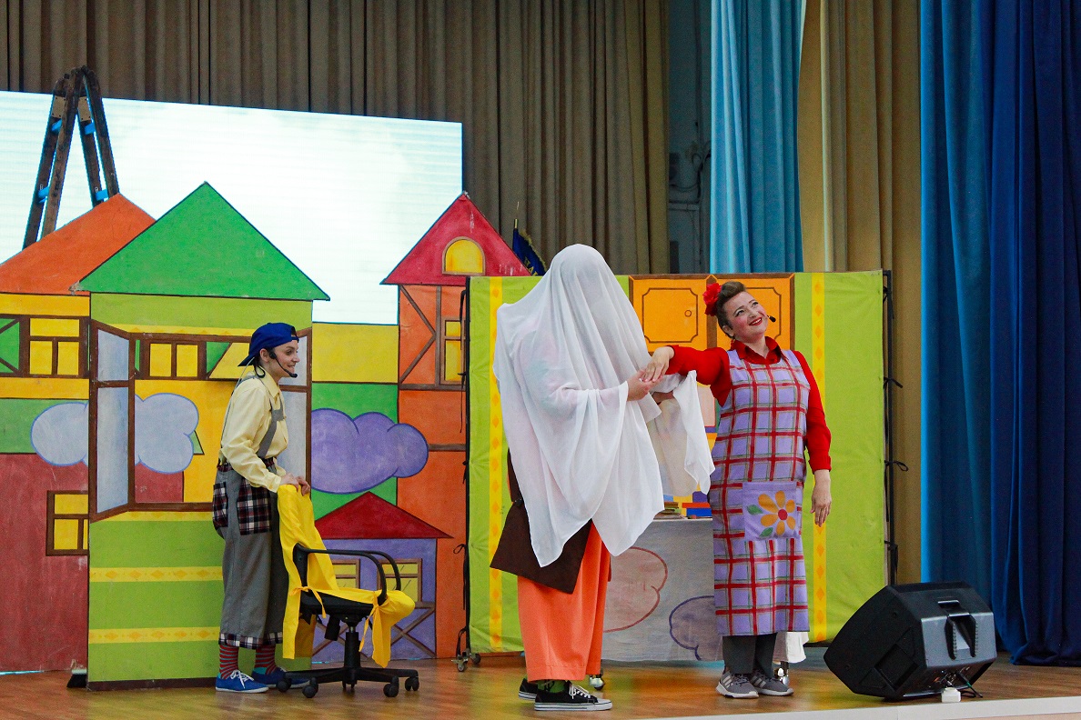 Полтавські актори показали дітям-переселенцям шведську казку, а студенти-волонтери пригостили глядачів смаколиками