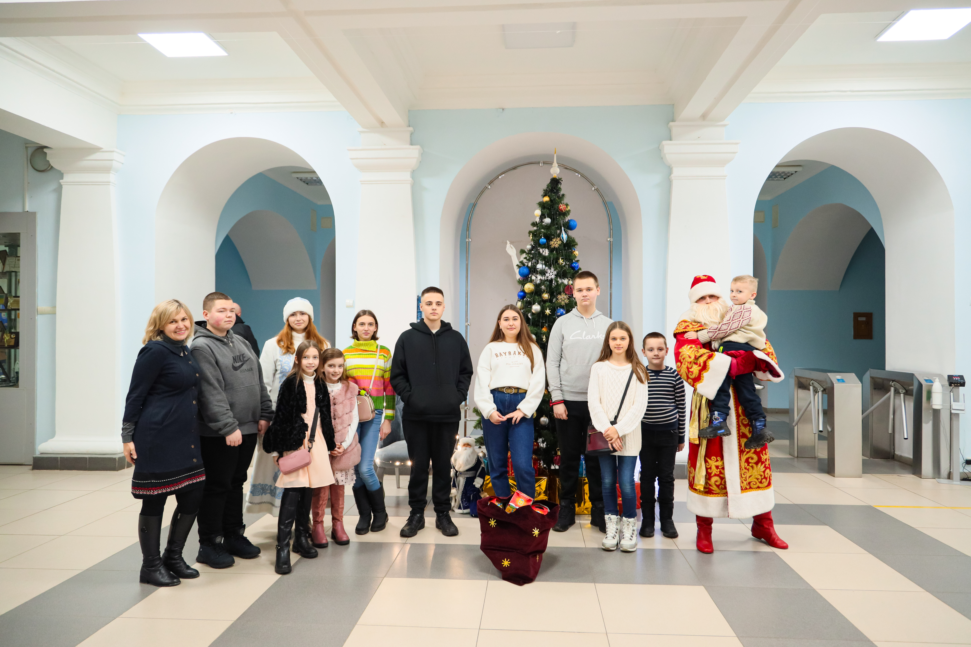 Волонтери політехніки привітали дітей вимушених переселенців з новорічними святами