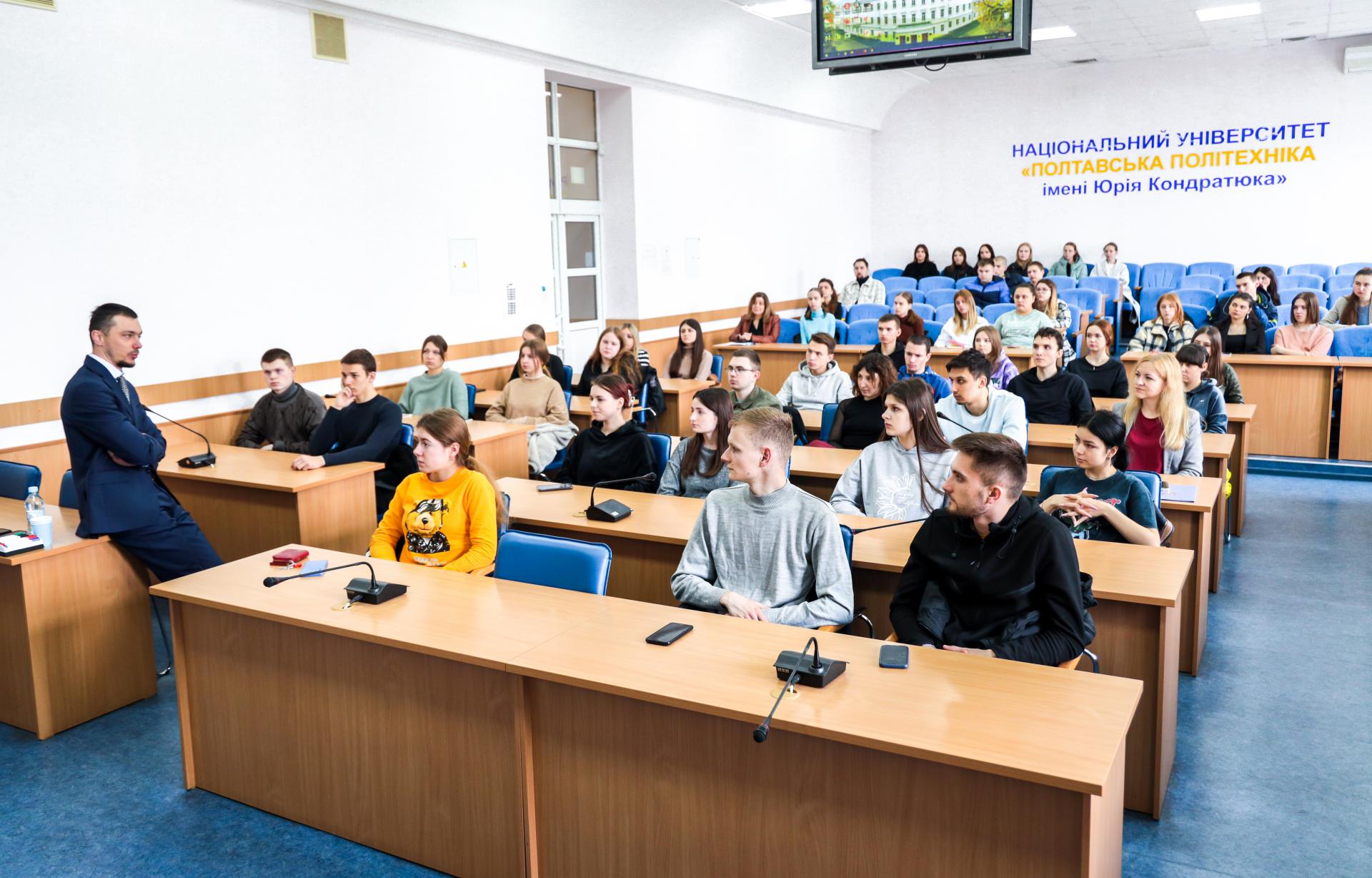 Професор Антон Столітній поділився зі студентами-фінансистами ефективними кейсами антикорупційної діяльності