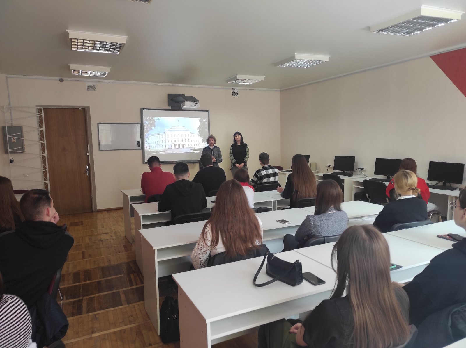 Head of the Problem Debt Settlement Department of JSB “UKRGASBANK” gives a lecture to students on the audit of the bank’s loan portfolio