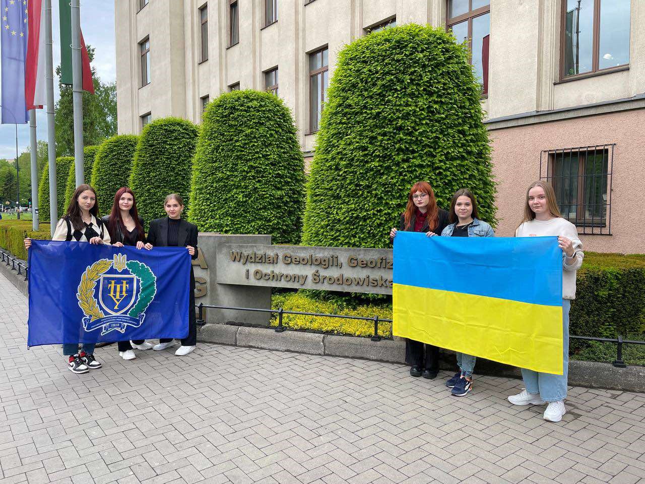 Студентки-учасниці другої Міжнародної віртуальної школи поділилися враженнями від навчання у провідному польському університеті
