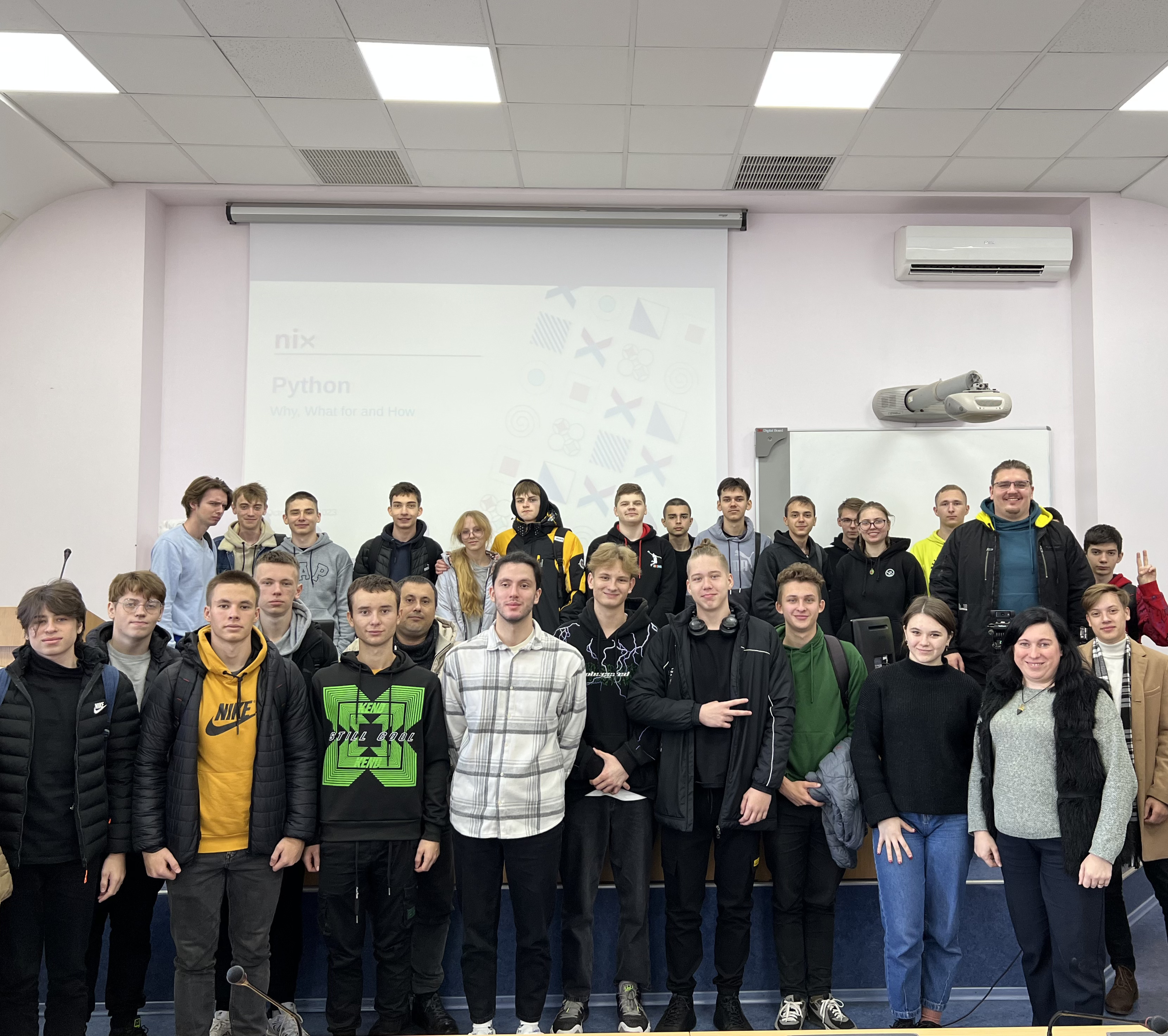 Представник ІТ-команди NIX прочитав студентам лекцію про переваги мови програмування Python