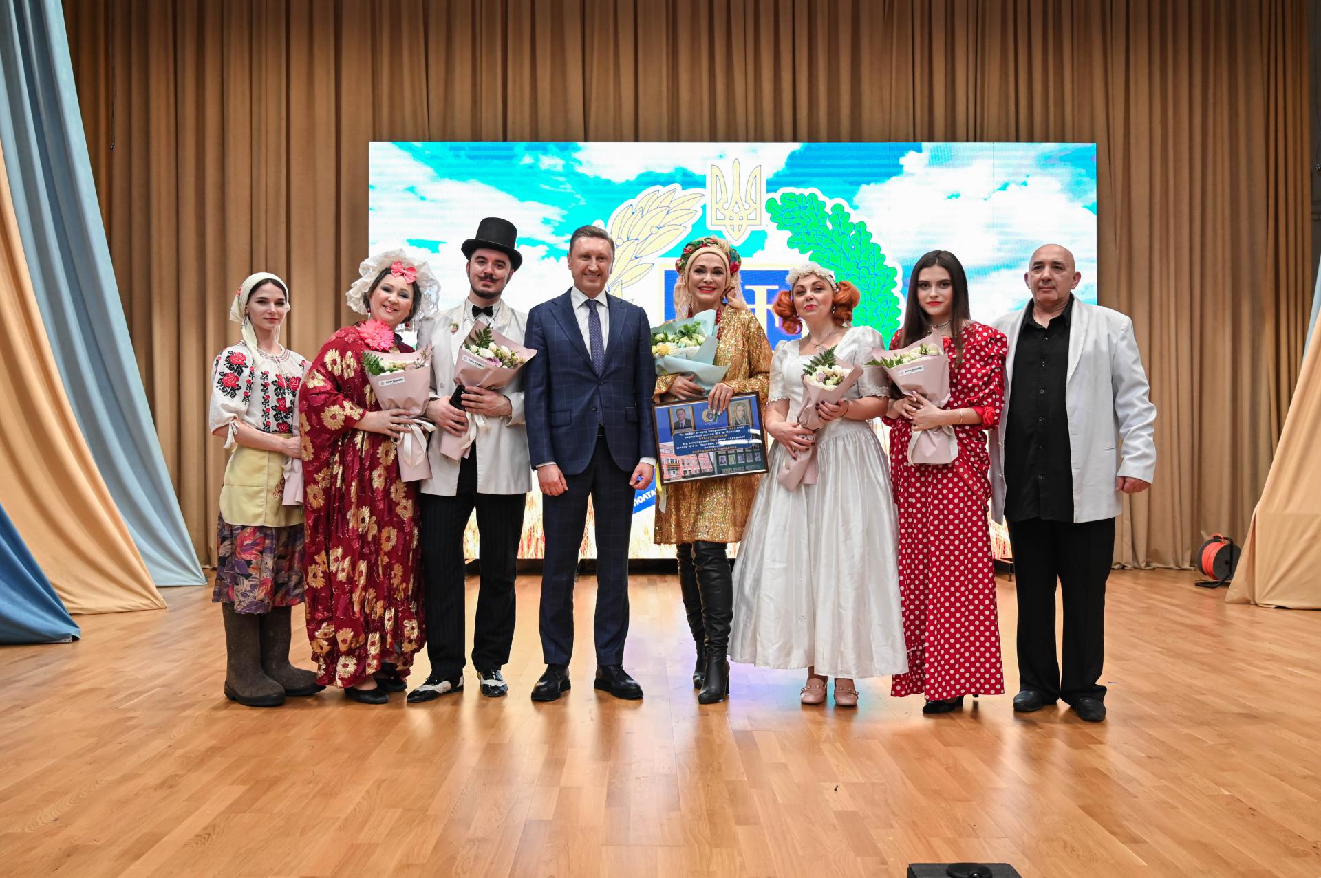 Актори Сучасного українського театру вперше на сцені університету зіграли благодійну виставу «За двома зайцями»