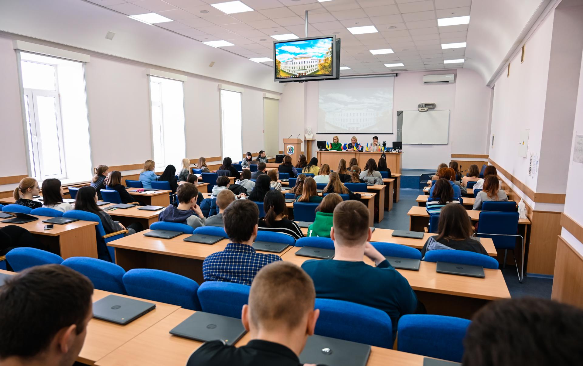 «Філологія очима учнів»: юні науковці освітніх закладів Полтавщини презентували дослідження у сфері лінгвістики, міжкультурної комунікації та перекладознавства