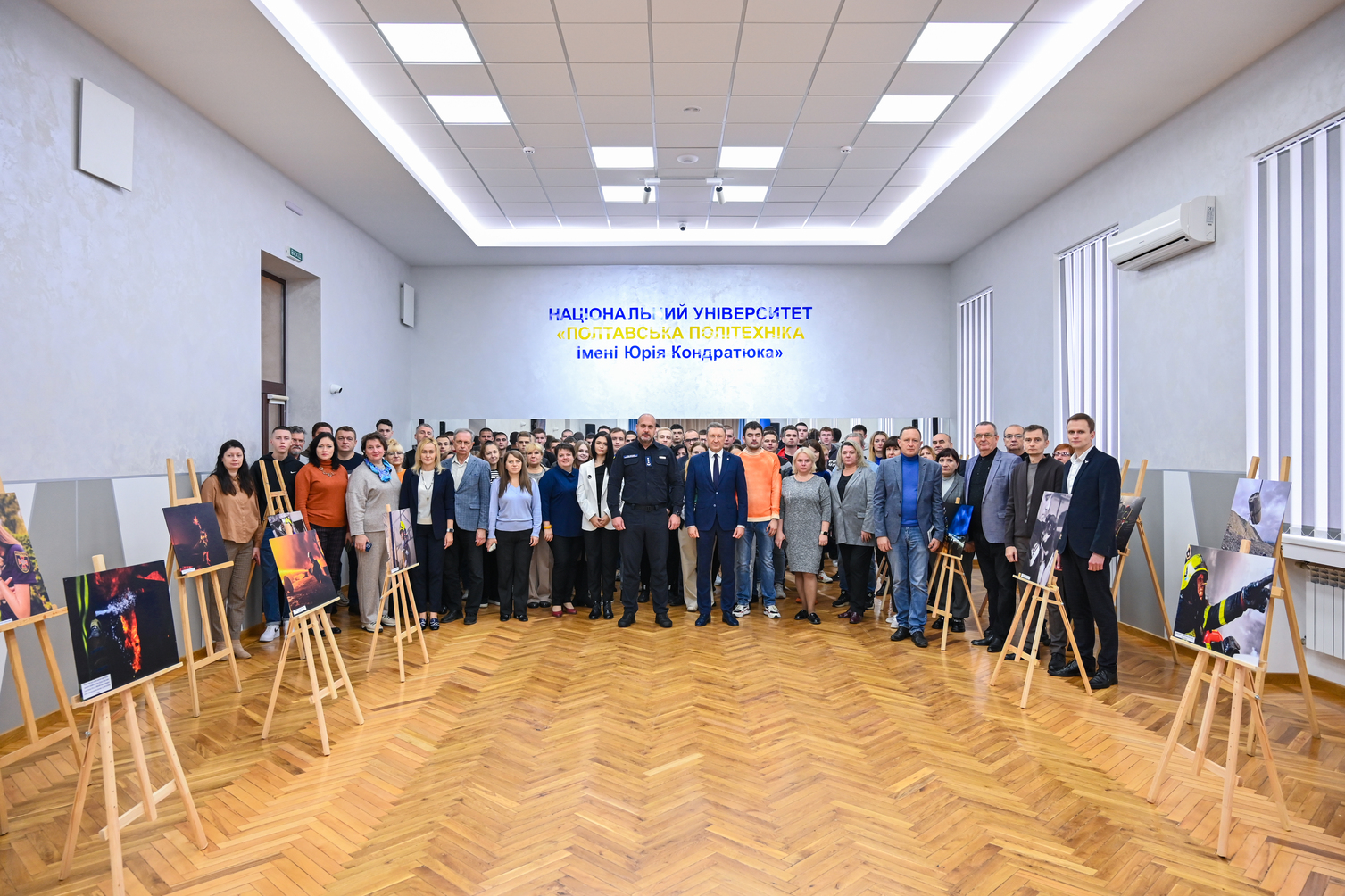 Герої без зброї: у Полтавській політехніці відкрили фотовиставку, присвячену рятувальникам