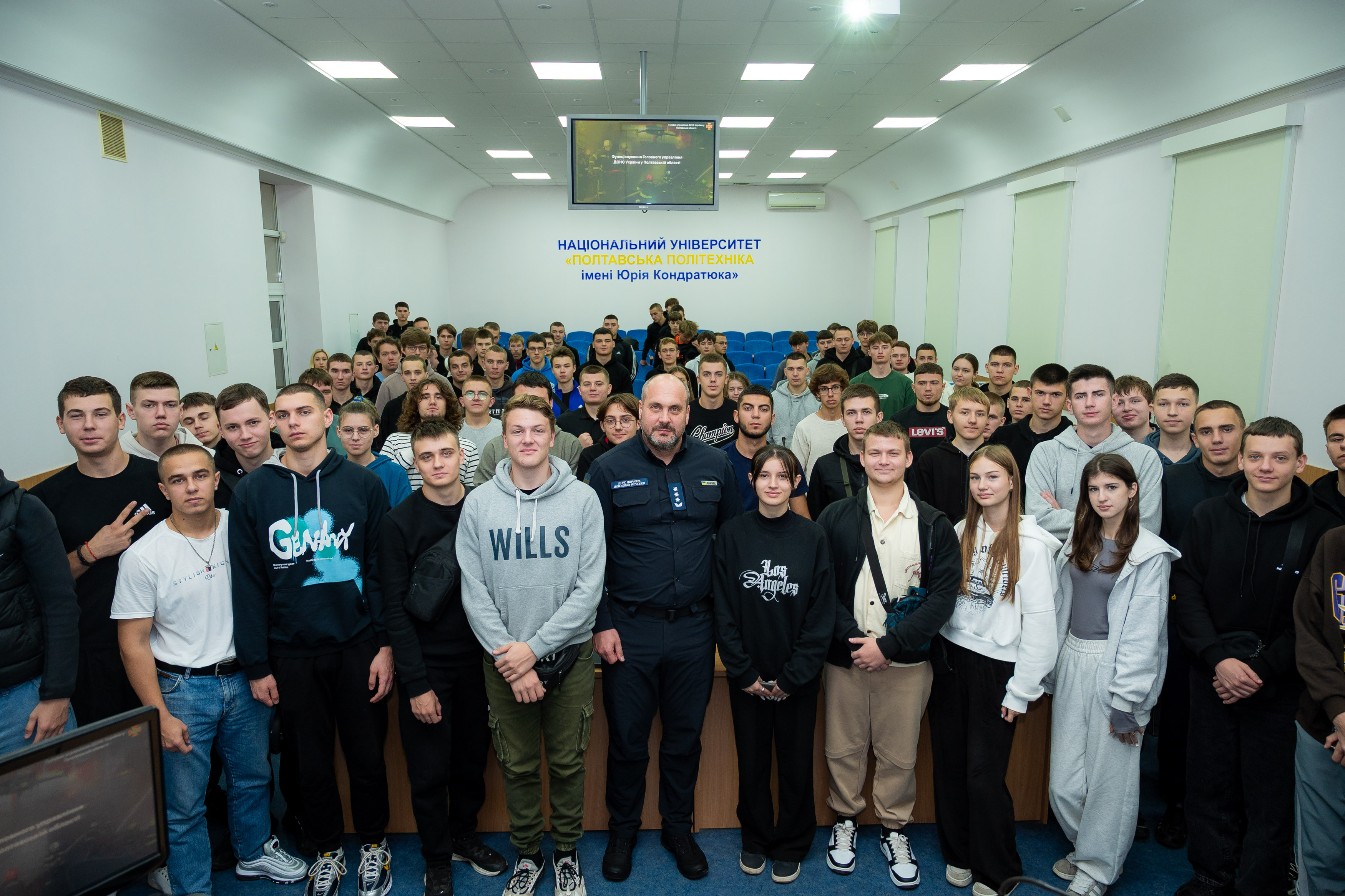 Начальник ГУ ДСНС у Полтавській області Андрій Хижняк розповів студентам про роботу рятува...