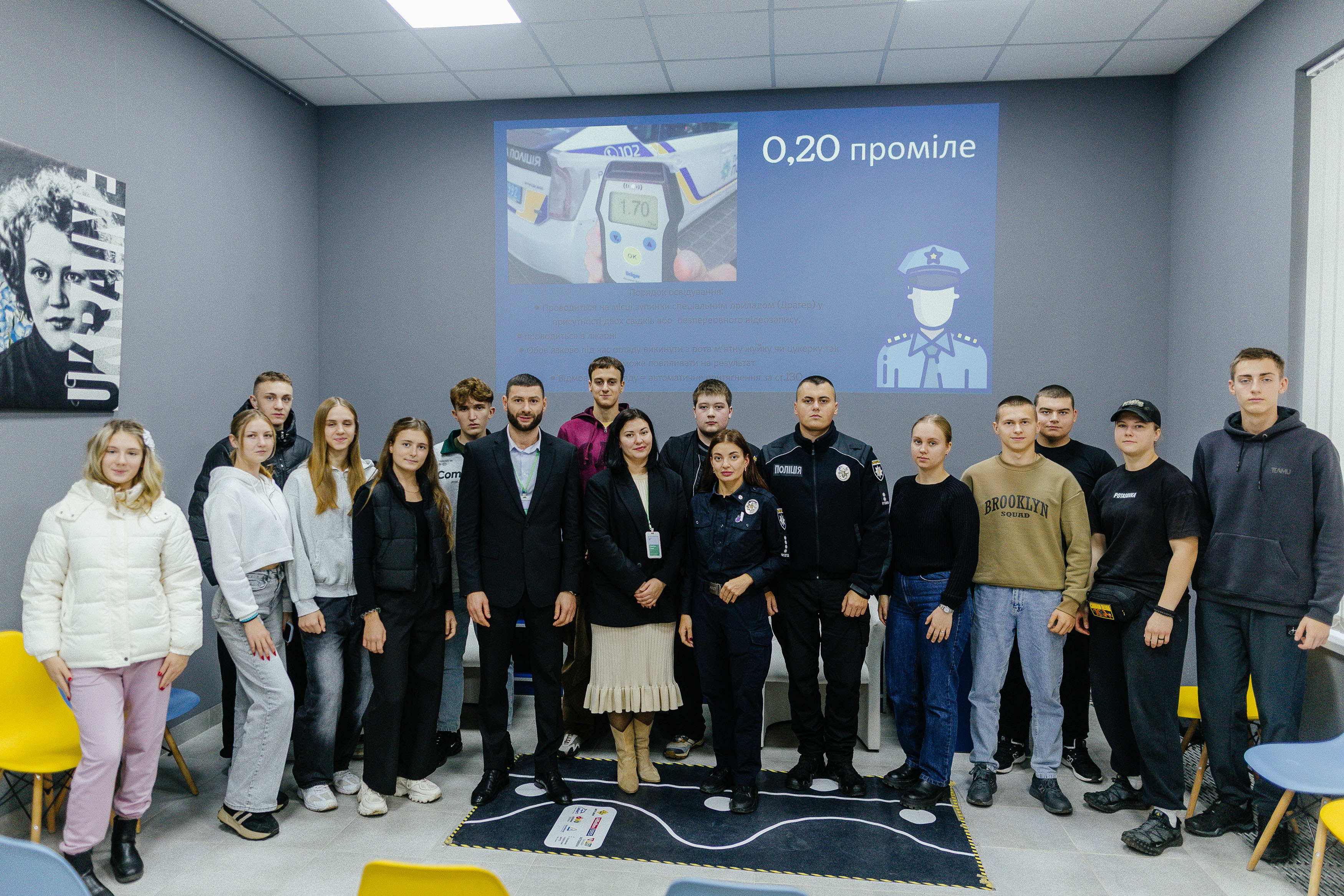 У Полтавській політехніці студенти разом із патрульними поліцейськими вивчали правила безпечної поведінки на дорозі