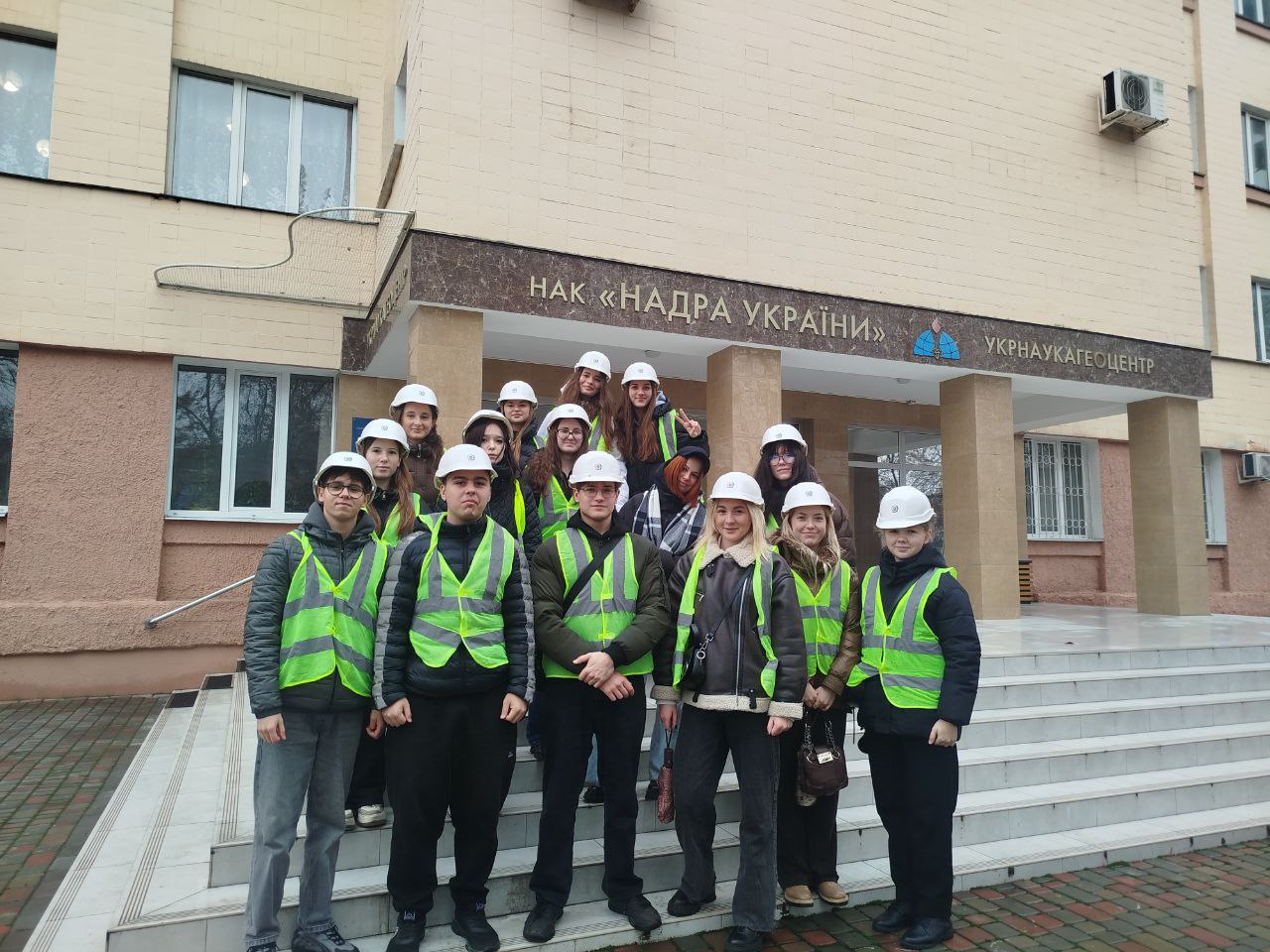 Перші кроки у велику геологію: студенти політехніки на практиці вивчають, з чого починаєть...