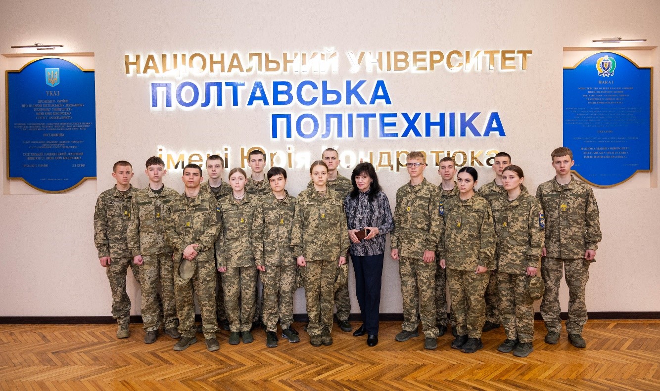 Учні Полтавського ліцею відвідали виставку світлин полонених і зниклих безвісти героїв
