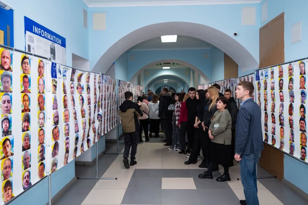 У Полтавській політехніці виставку світлин полонених і безвісти зниклих відвідало понад дві тисячі осіб