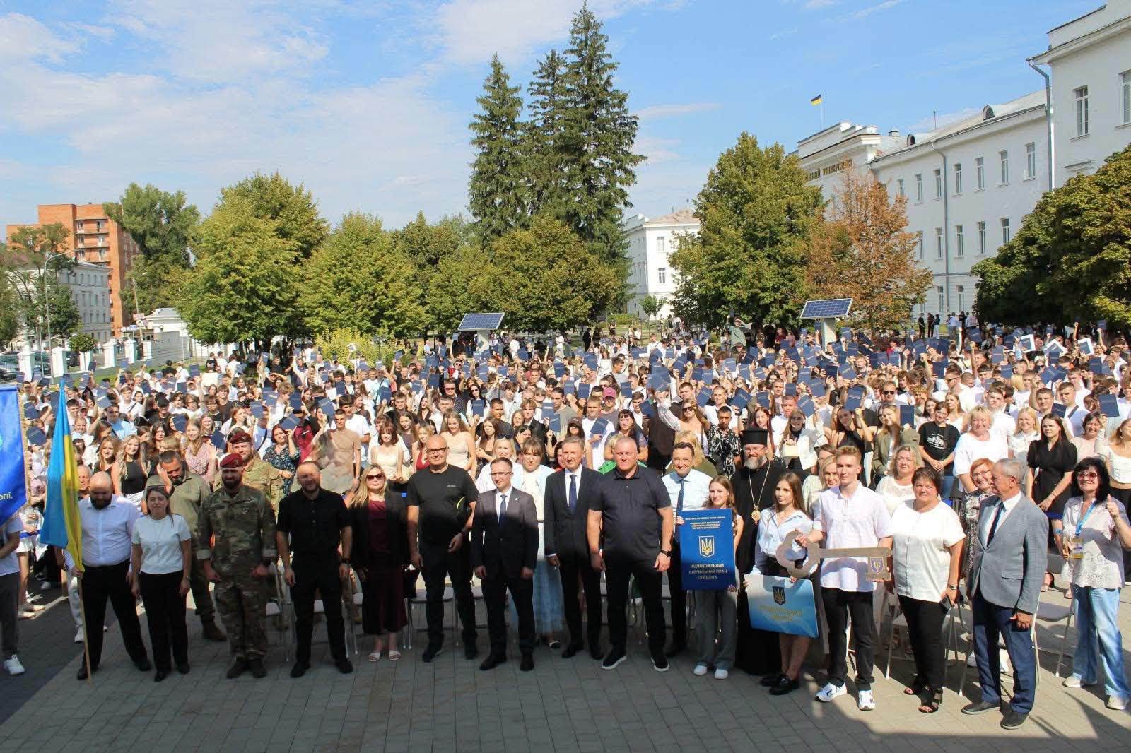 3600 ПЕРШОКУРСНИКІВ ТА FPV-ДРОНИ НА ПЕРЕДОВУ: ПОЛТАВСЬКА ПОЛІТЕХНІКА УРОЧИСТО РОЗПОЧАЛА НАВЧАЛЬНИЙ РІК